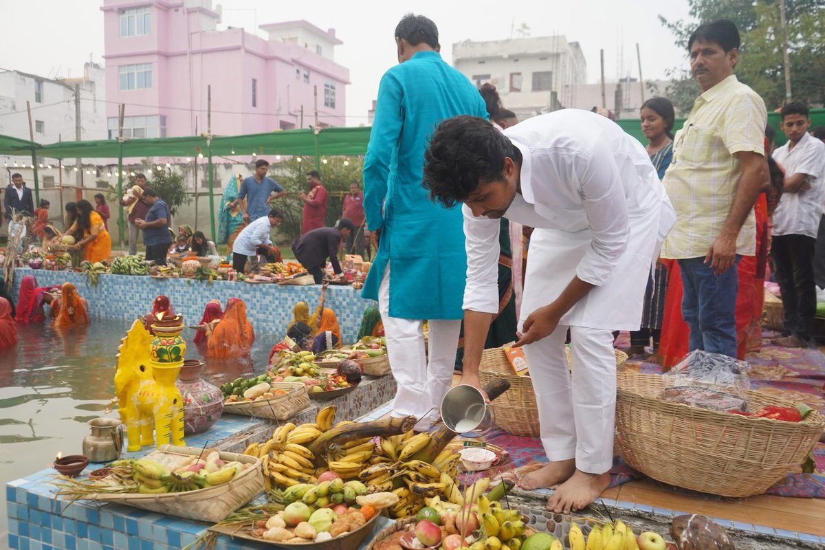 lalityadavrjd's tweet photo. आज प्रातः उगते हुए सूर्यदेव को अर्घ्य अर्पित कर छठ महापर्व के पावन सम्पन्न हुआ  अर्घ्य ���ेने के साथ हम सब ने अपने परिवार, समाज और पूरे बिहार की सुख-समृद्धि की कामना की। माँ छठी मइया का आशीर्वाद हम सभी पर सदा बना रहे।

संघर्ष भी जारी, सेवा भी जारी। https://t.co/joRRpmSZX5