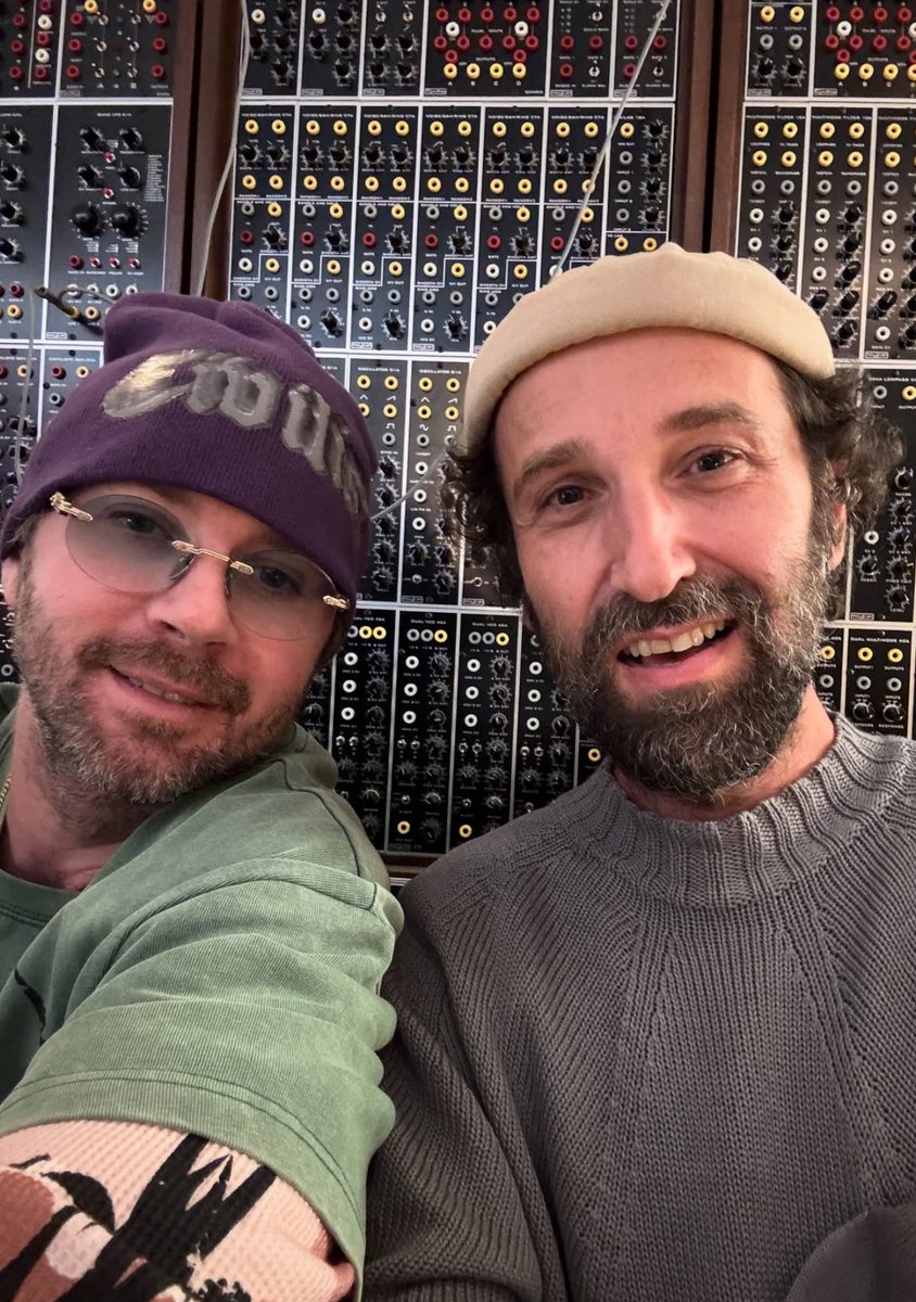 Rampa de Keinemusik en el estudio con Thomas Bangalter de Daft Punk. Un día después de estar con Fred Again en París. Algo está pasando por la mente y creatividad de Thomas que lo está empujando a explorar la escena actual de la música electrónica. Esto sin duda lo regresa a