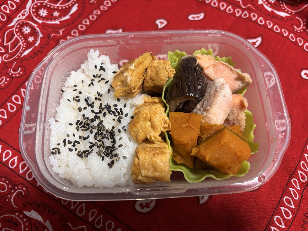 naomi_studywith's tweet photo. 今日のお弁当🍱
・鮭のムニエル
・ナスの蒲焼
・かぼちゃの煮付け
・卵焼き https://t.co/CulgOoZ3Er