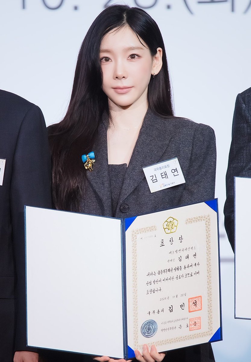 thsutleovos's tweet image. SONE PRIVILEGES ⭐️⭐️⭐️⭐️⭐️

TAEYEON 🏆 Prime Minister’s Commendation at Korea’s Financial Day 2025 💗 For supporting underprivileged girls &amp;amp; animal welfare ⭐️

YURI 🏆 Honorary Ambassador of Lotte Expo in Vienna 💗 For promoting K-culture and Korean brands in Europe ⭐️