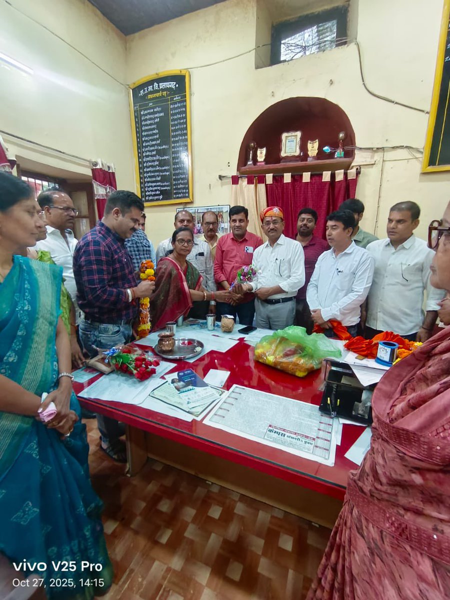 प्रतापगढ़ में साथियों से मिलकर आगामी बकाया डीपीसी (विभिन्न संवर्गों) शीघ्र करने पर चर्चा की ।