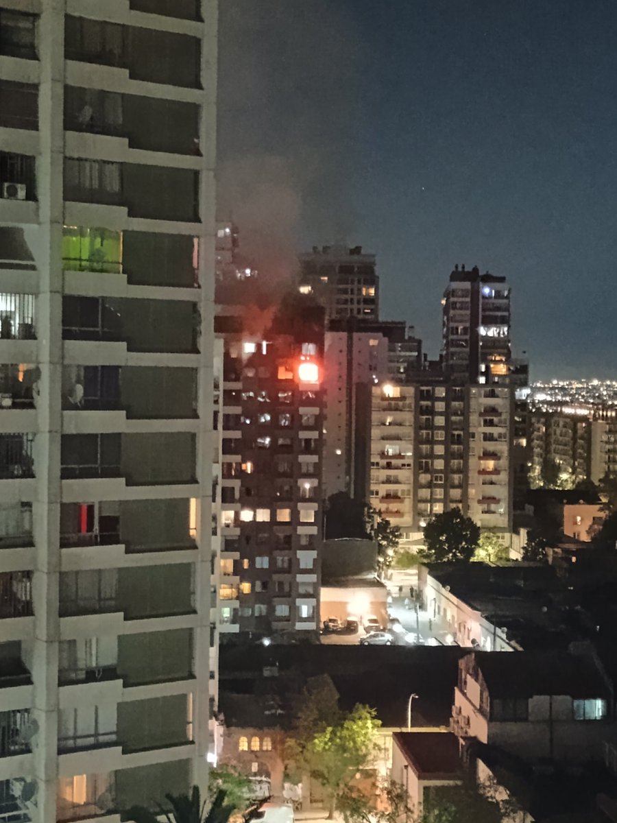 jpavezc's tweet photo. Incendio en Edificio / Portugal con Sta Victoria / Santa Isabel. Bomberos en el Lugar. #santiago @Muni_Stgo @CentralCBS https://t.co/JcF99k2DEv