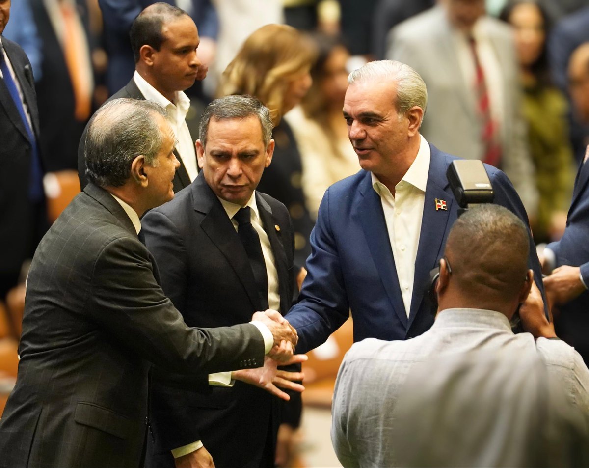 El presidente del TSE, <a href="/IgnacioPCamach1/">Ignacio P Camacho</a>, participó esta noche en la puesta en circulación del Libro “Reformas a la Constitución Política Dominicana”, de la autoría de Rafael Peralta Romero y Antoliano Peralta Romero,