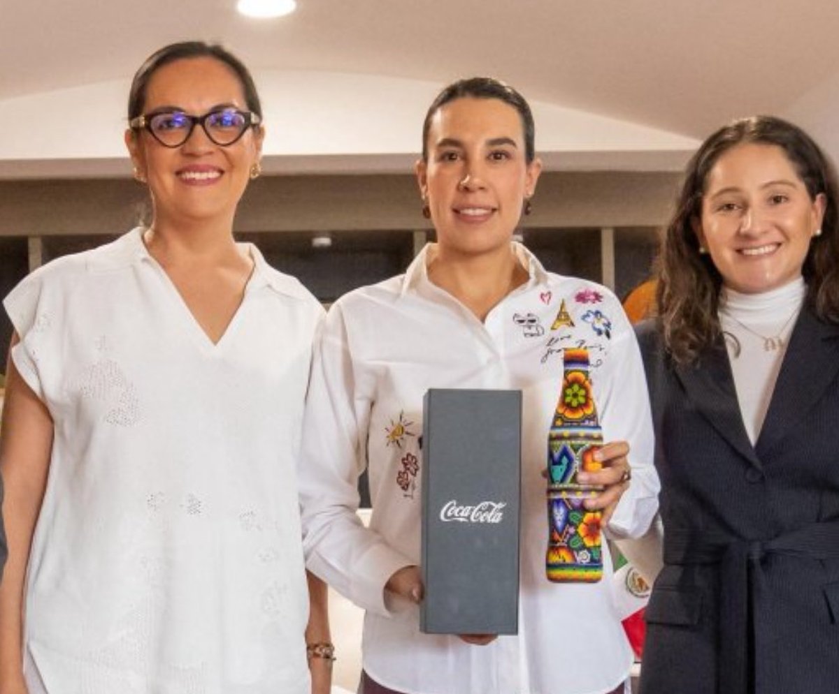 La Secretaria de Turismo de la República convertida en promotora de Coca-Cola. Sin dejar el cargo.
Qué foto más humillante.
👇🏿👇🏿👇🏿