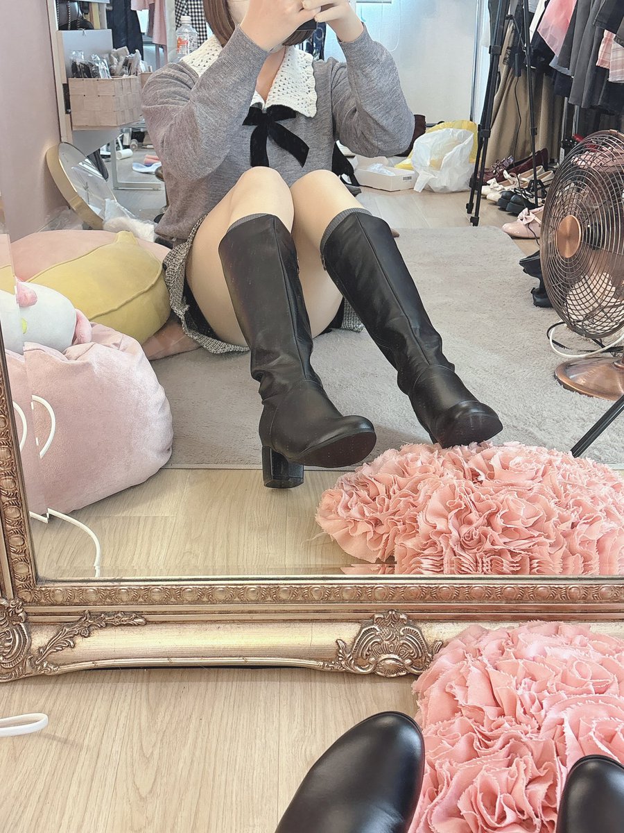 ロングブーツ買ったんだけど意外と丈が短かった
座って撮る分には長さが分かりにくくていいんだけど立つとちょっと恥ずかしい
けど、冬までたくさん履きたい