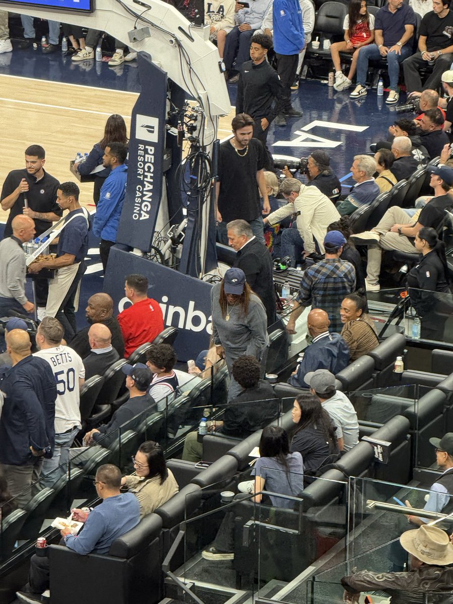 EASTSIDERIDERS's tweet photo. @IAMQUEENLATIFAH I see you!! #clippers https://t.co/P6nDc88B1F