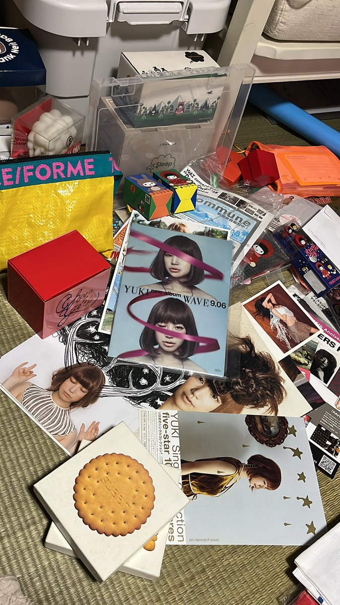 0217yyy's tweet photo. 溜まりに溜まったYUKIグッズ等の整理。画像は氷山の一角に過ぎない…
終わる…のか？ https://t.co/5yuUjNvSXQ