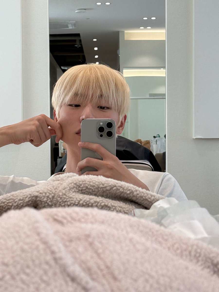 1120DM's tweet photo. > y/n get’s what i mean right?????
> later on if you go outside
> try take on deep breath in
> it’s really refreshing
> ㅎㅎㅎㅎ
> should i say it feels like i’m greeting winter
[📷] https://t.co/fvNo7rfUjX