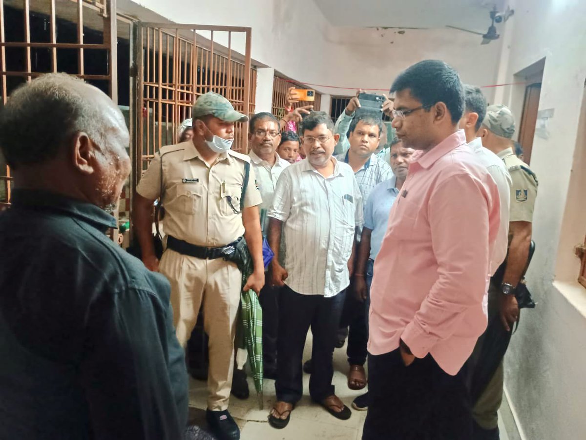 ଜିଲ୍ଲାପାଳ, ଗଞ୍ଜାମ ପାତ୍ରପୁର ବ୍ଲକ୍ ଗସ୍ତ କରି ସମ୍ଭାବ୍ୟ ବାତ୍ୟା ପରିସ୍ଥିତିର ମୁକାବିଲା ପାଇଁ ବିଭିନ୍ନ ସୁବିଧା ସମ୍ପର୍କିତ ବ୍ୟବସ୍ଥାଗୁଡିକ ତଦାରଖ କରିଥିଲେ। ଏହା ସହିତ ଆଶ୍ରୟସ୍ଥଳକୁ ସ୍ଥାନାନ୍ତରିତ ହୋଇଥିବା ଲୋକମାନଙ୍କ ସହିତ ଆଲୋଚନା କରିଥିଲେ।
<a href="/CMO_Odisha/">CMO Odisha</a> 
<a href="/IPR_Odisha/">I & PR Department, Odisha</a> 
<a href="/Indiametdept/">India Meteorological Department</a> 
<a href="/SRC_Odisha/">SRC, Govt of Odisha</a>