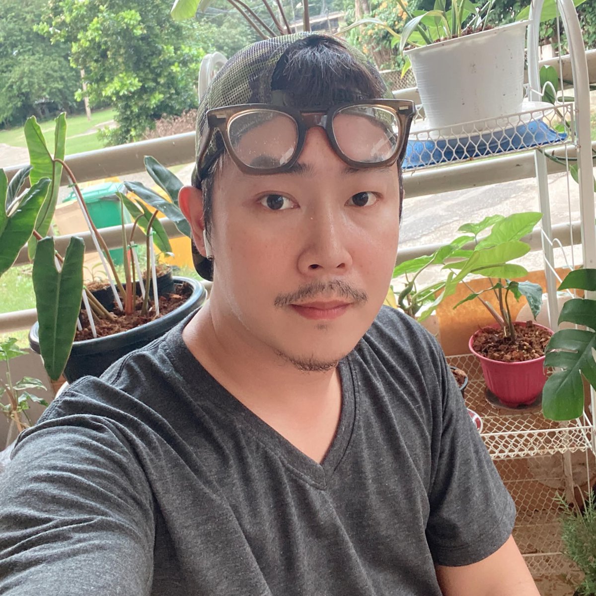 มีดอกไม้. แต่เธอคงไม่ชอบ น่าจะชอบหลายๆดอก.