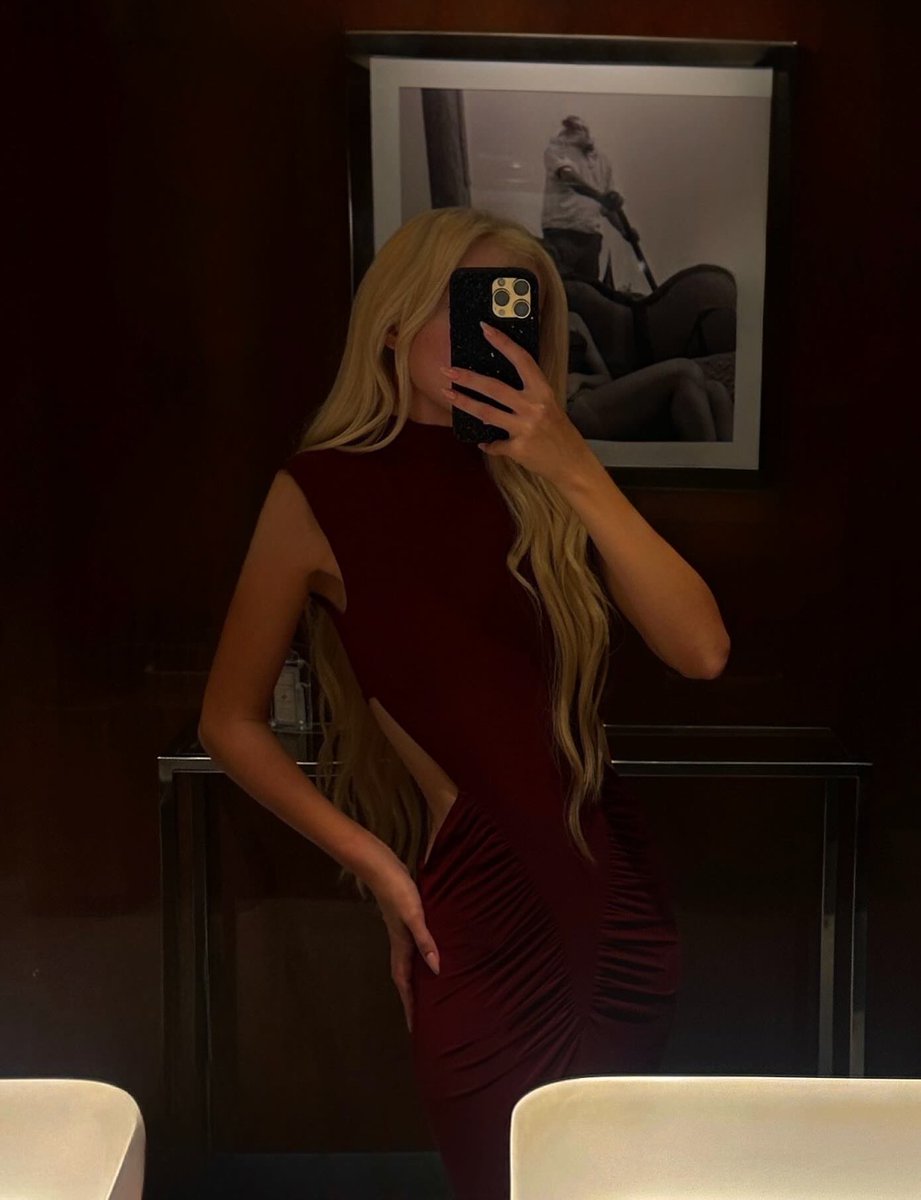 Fresh off the runway. Straight into your closet🎡💋

‘Zuzana Dress’
hollylolly.net