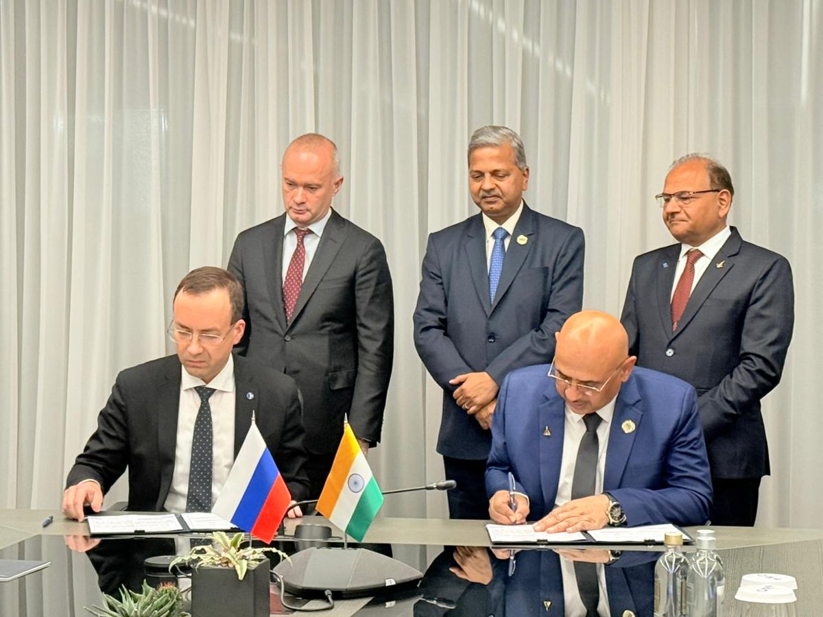 🚨 BREAKING FROM MOSCOW: India’s HAL &amp; Russia’s UAC sign a historic MoU to produce SJ-100 commuter aircraft in India 

For the first time ever, a complete passenger aircraft will be Made in India, breaking the long Airbus-Boeing monopoly.

A new era of Indian Civil Aviation