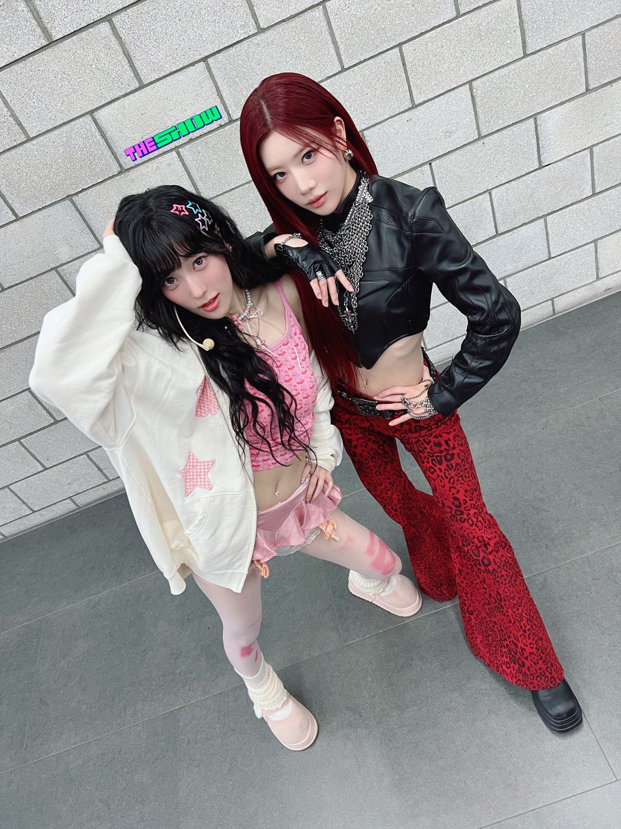 theshow_offcl's tweet image. 여러분 제가 오늘 어이없는 일을 겪었는데요...
원래 탕후루란 게 제철이고 수요 많은 과일들로 만드는 거 아닌가요...?
오늘 탕후루 가게에 갔는데 
글쎄 #ARTMS 탕후루가 없다는 거예요
ARTMS만큼 제철인 게 어디 있다고...
심지어 계절도 안 타서 항상 제철일 텐데
속상한 마음에 댓글이라도