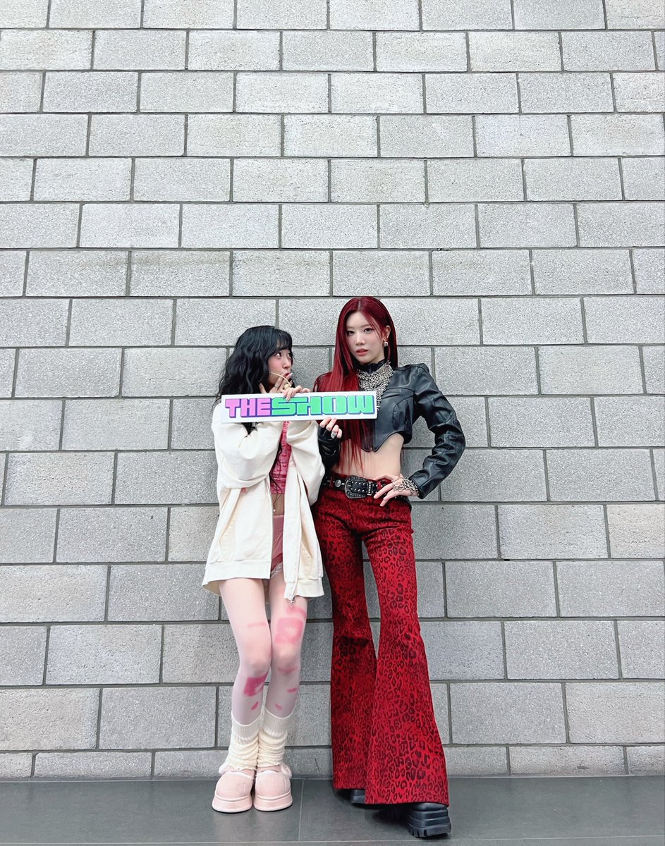 theshow_offcl's tweet image. 여러분 제가 오늘 어이없는 일을 겪었는데요...
원래 탕후루란 게 제철이고 수요 많은 과일들로 만드는 거 아닌가요...?
오늘 탕후루 가게에 갔는데 
글쎄 #ARTMS 탕후루가 없다는 거예요
ARTMS만큼 제철인 게 어디 있다고...
심지어 계절도 안 타서 항상 제철일 텐데
속상한 마음에 댓글이라도