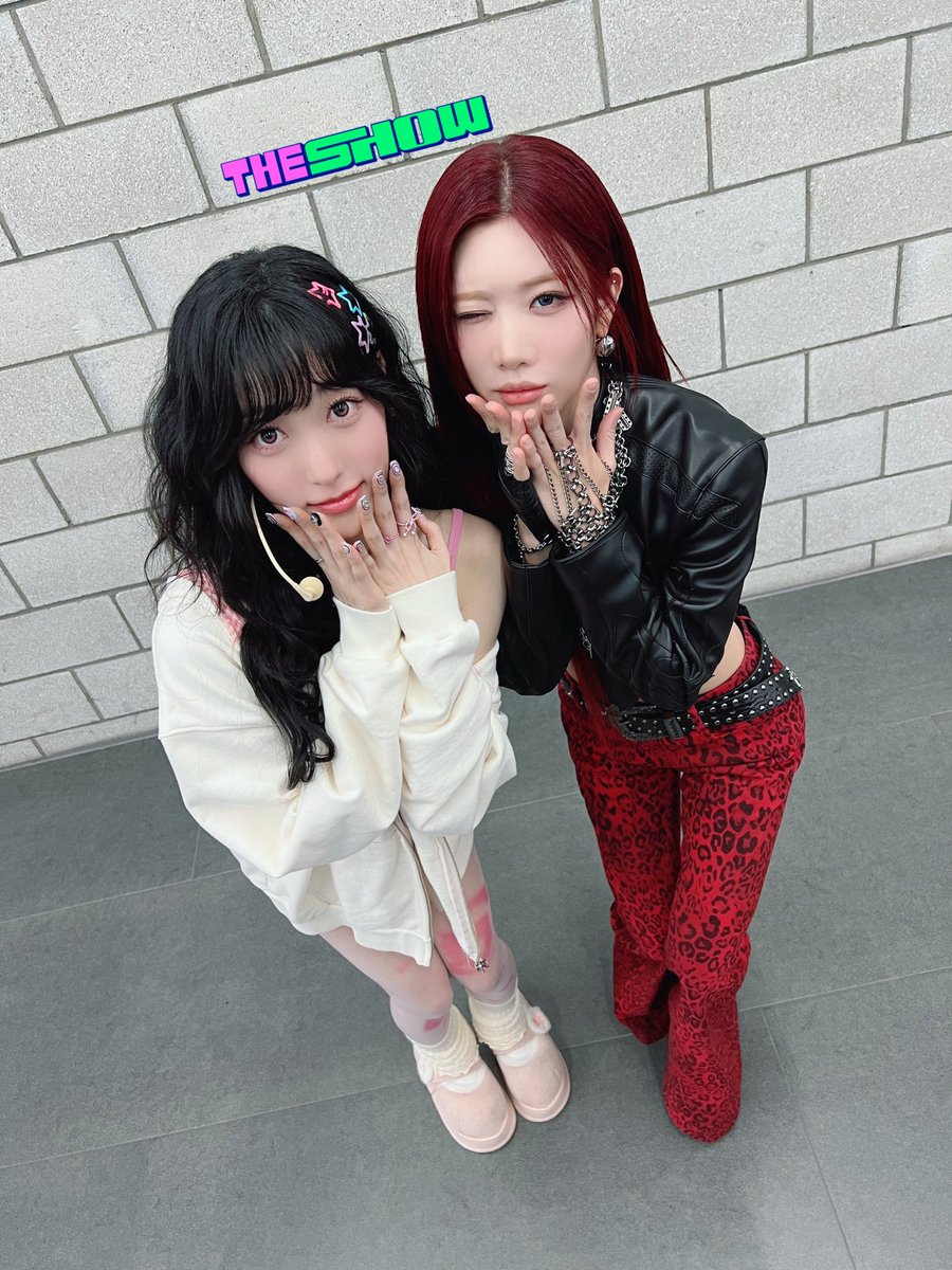 theshow_offcl's tweet image. 여러분 제가 오늘 어이없는 일을 겪었는데요...
원래 탕후루란 게 제철이고 수요 많은 과일들로 만드는 거 아닌가요...?
오늘 탕후루 가게에 갔는데 
글쎄 #ARTMS 탕후루가 없다는 거예요
ARTMS만큼 제철인 게 어디 있다고...
심지어 계절도 안 타서 항상 제철일 텐데
속상한 마음에 댓글이라도