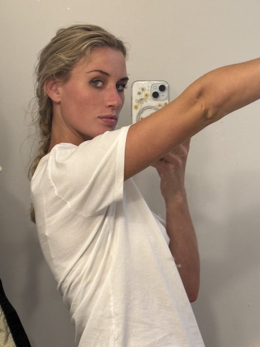 thelillygaddis's tweet image. Niggas be saying I have a “strong jaw” like that’s a bad thing. Mogging your fat face