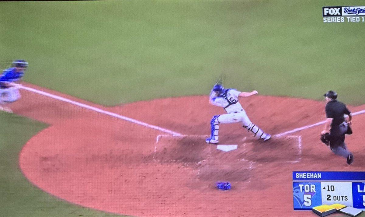 Why did the Blue Jays wave him home???? 

He was barely in frame whenever the catcher caught the ball. #WorldSeries