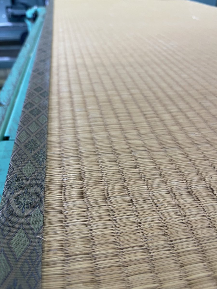 aodatami's tweet photo. 今日は通常の引き目畳表から目幅が半��くらいの目積畳表に表替え作業してます！

#青畳工房
#畳替え #表替え #佐賀市   #佐賀の畳屋 #畳マン六代目   #佐賀 #リフォーム #い草   #和室リノベーション https://t.co/AsQW9BoK71