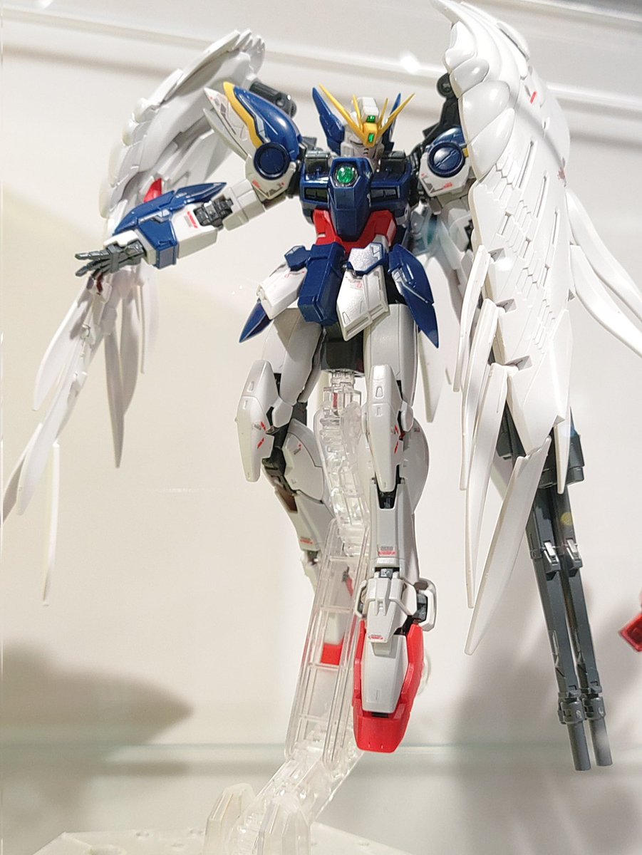 naonainar's tweet photo. RGウィングガンダムゼロEWあた！
この羽をアチェルビーに😆

※写真は展示品です
#アチェルビー #ACERBY #ウイングガンダムゼロEW https://t.co/grOS3bbDfS