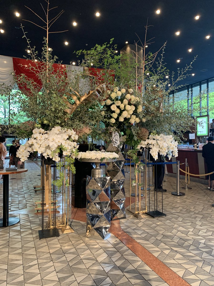 kiyoco_Y45's tweet photo. ウィーン国立歌劇オペラ「ばらの騎士」。一週間経ってもあの圧倒的な余韻は色褪せず。一瞬一瞬生み出される全ての完璧が波のように押し寄せ続ける極上の4時間でした。美しさユーモア哀しさ愛らしさベルベットのような音楽と歌声。ただただ圧巻。🇦🇹🌹#wienerstaatsoper #derrosenkavalier https://t.co/vtNyZXuTsQ