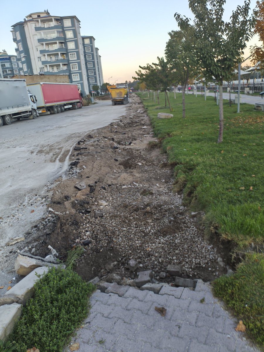 KsKLeEe_35's tweet image. Akköprü Beşyol arası derenin kenarında ki durum ağaçlardan ve yürüyüş yolundan ne istiyorsunuz  Park ile ilgili bir planınız mi vardır Bu kadar sahipsiz şehir olamaz !!!! @vanbuyuksehirbb @vanlinihathoca @Vanlife65com @zozann @AbdullahZeydan