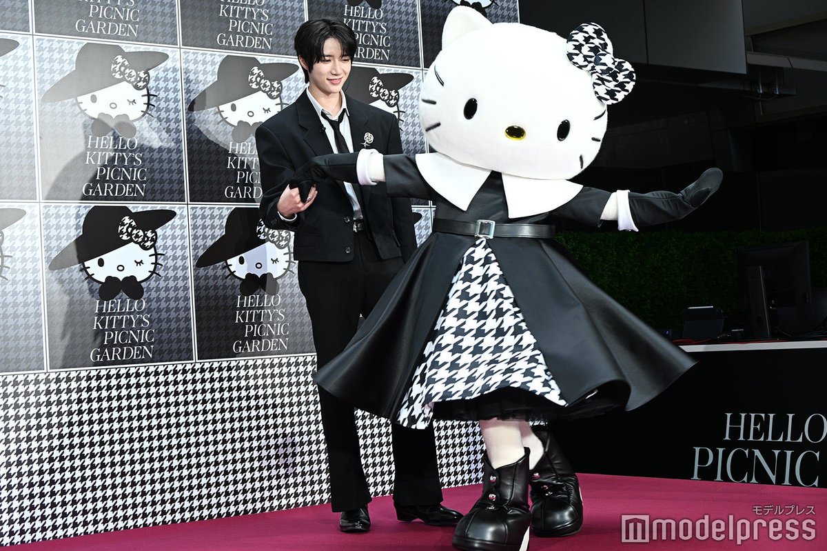 txt_sarangdan2's tweet photo. 키티 경호하는 범규 ㅋㅋㅋㅋㅋㅋㅋㅋㅋ https://t.co/f6jaZHWIF4
