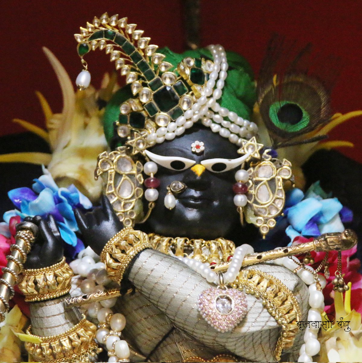 Sriradharaman's tweet image. ☘🍁श्री राधारमण जयति 🍁☘
               📿 जय गौर 📿 
  🐚💦 श्री राधारमण देव जू  💦🐚
   🍯 श्री गोपाल भटट् जी सेवायत 🍯
 📷☀दिव्य *श्रृंगार* आरती दर्शन☀📷
  📯📯📯💎🎄💎📯📯📯
 
⚜🌷 श्री राधारमणाय समर्पणम्🌷⚜