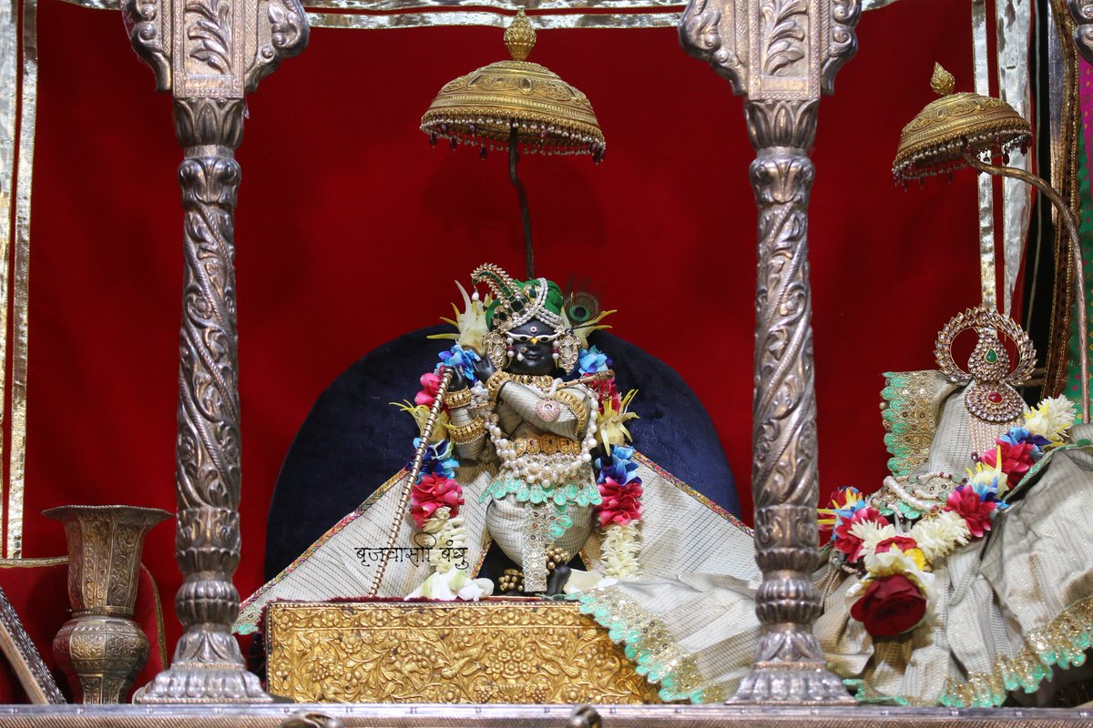 Sriradharaman's tweet image. ☘🍁श्री राधारमण जयति 🍁☘
               📿 जय गौर 📿 
  🐚💦 श्री राधारमण देव जू  💦🐚
   🍯 श्री गोपाल भटट् जी सेवायत 🍯
 📷☀दिव्य *श्रृंगार* आरती दर्शन☀📷
  📯📯📯💎🎄💎📯📯📯
 
⚜🌷 श्री राधारमणाय समर्पणम्🌷⚜