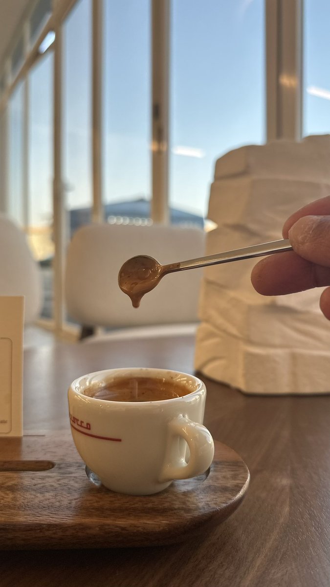 من يلثم الرشفه اللي من شفاه القناد
مايترك العاده اللي دايم يعودها