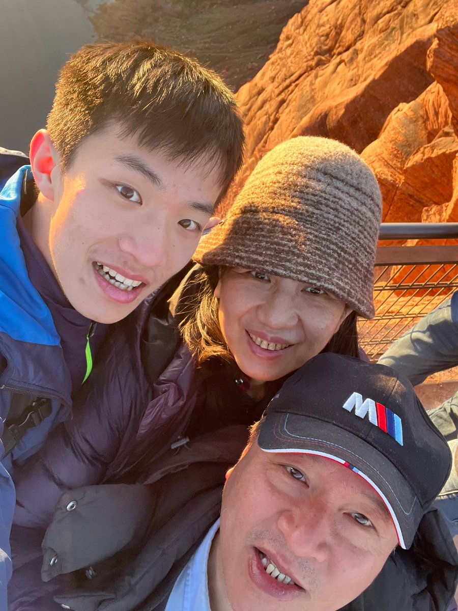 PoHsuanLin's tweet image. Oct 26th, 2025 
I lost my mom, the only person who’s ever loved me unconditionally.
My biggest source of strength in life.
My number one fan behind every piece of art I’ve ever made. 

During my mom’s illness, every new test result felt like another hurdle we had to cross. Every…