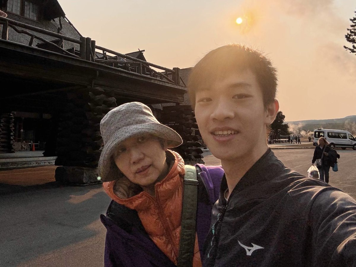 PoHsuanLin's tweet image. Oct 26th, 2025 
I lost my mom, the only person who’s ever loved me unconditionally.
My biggest source of strength in life.
My number one fan behind every piece of art I’ve ever made. 

During my mom’s illness, every new test result felt like another hurdle we had to cross. Every…