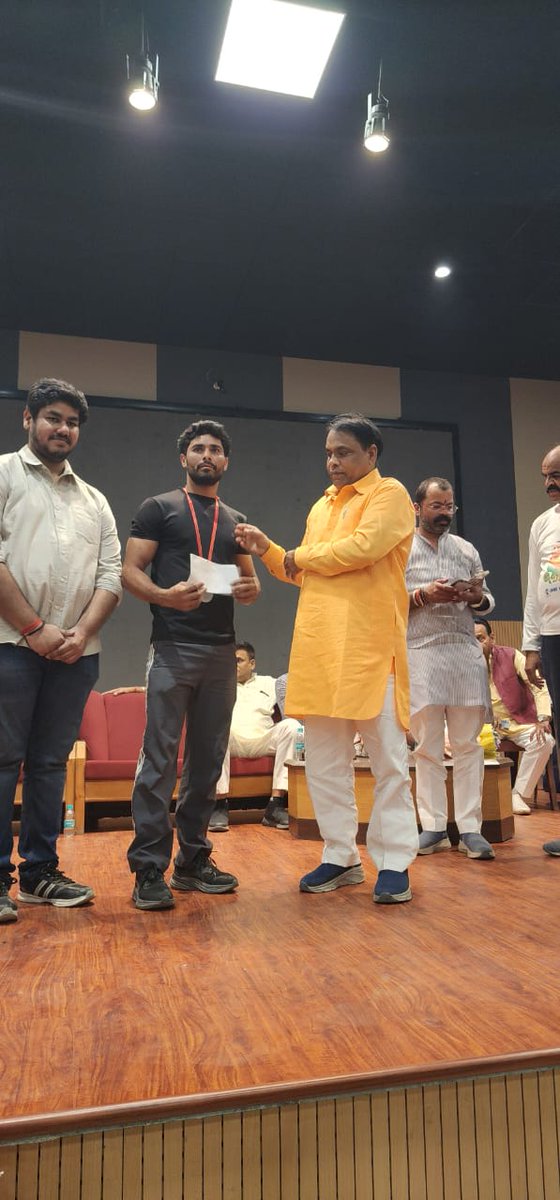 MlcSuresh's tweet image. राजेंद्र नगर स्थित नेशनल पब्लिक स्कूल में समाधान शक्ति सामाजिक संस्था द्वारा उत्कृष्ट खेल प्रदर्शन करने वाले प्रतिभाशाली खिलाड़ियों को सम्मानित किया गया। 

यह सम्मान समारोह युवा खिलाड़ियों के उत्साह और मेहनत को सराहने के उद्देश्य से आयोजित किया गया।
#sureshkashyap