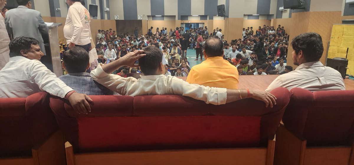 MlcSuresh's tweet image. राजेंद्र नगर स्थित नेशनल पब्लिक स्कूल में समाधान शक्ति सामाजिक संस्था द्वारा उत्कृष्ट खेल प्रदर्शन करने वाले प्रतिभाशाली खिलाड़ियों को सम्मानित किया गया। 

यह सम्मान समारोह युवा खिलाड़ियों के उत्साह और मेहनत को सराहने के उद्देश्य से आयोजित किया गया।
#sureshkashyap