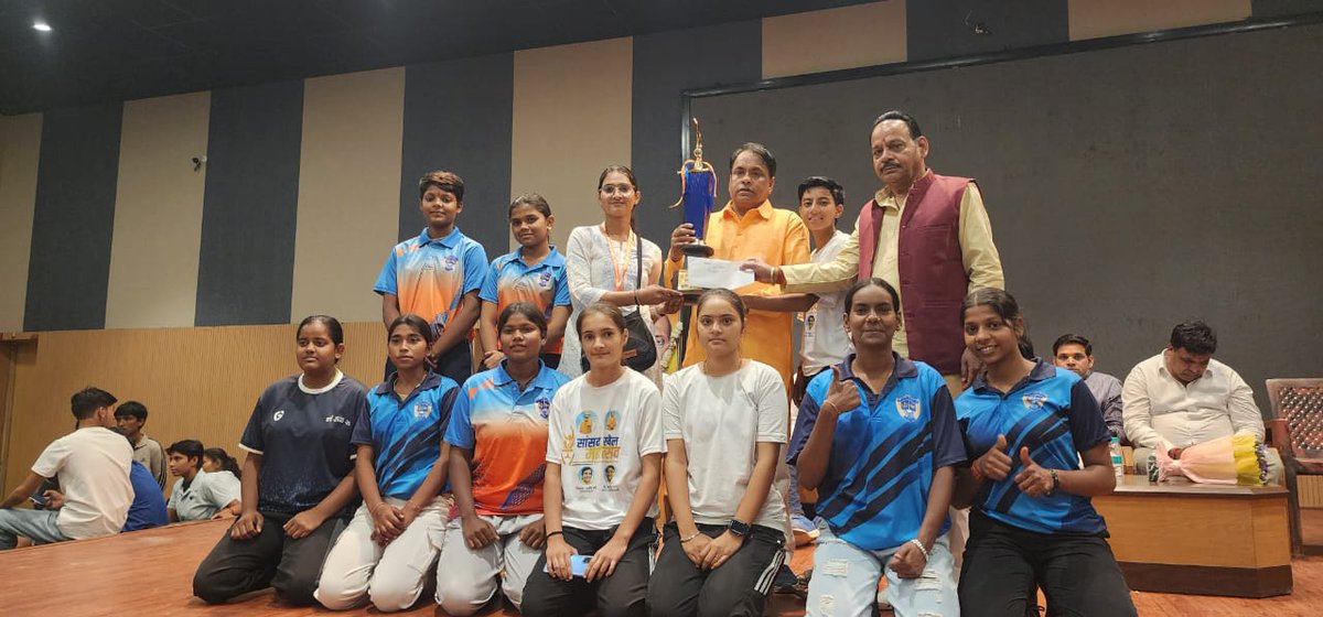 MlcSuresh's tweet image. राजेंद्र नगर स्थित नेशनल पब्लिक स्कूल में समाधान शक्ति सामाजिक संस्था द्वारा उत्कृष्ट खेल प्रदर्शन करने वाले प्रतिभाशाली खिलाड़ियों को सम्मानित किया गया। 

यह सम्मान समारोह युवा खिलाड़ियों के उत्साह और मेहनत को सराहने के उद्देश्य से आयोजित किया गया।
#sureshkashyap