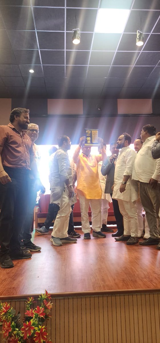 MlcSuresh's tweet image. राजेंद्र नगर स्थित नेशनल पब्लिक स्कूल में समाधान शक्ति सामाजिक संस्था द्वारा उत्कृष्ट खेल प्रदर्शन करने वाले प्रतिभाशाली खिलाड़ियों को सम्मानित किया गया। 

यह सम्मान समारोह युवा खिलाड़ियों के उत्साह और मेहनत को सराहने के उद्देश्य से आयोजित किया गया।
#sureshkashyap