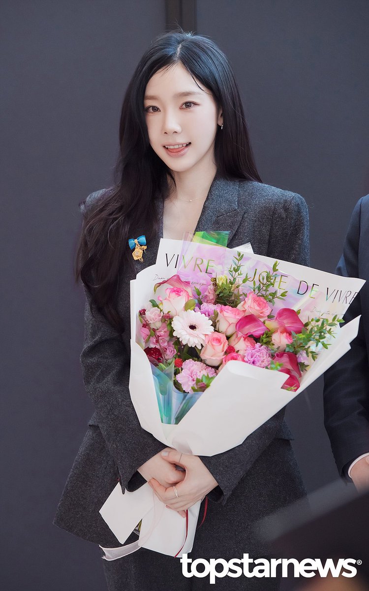 이거진짜존예띠니고 내 졸업 축해주러온 언니같아서 설렘 ㅎㅎ..//