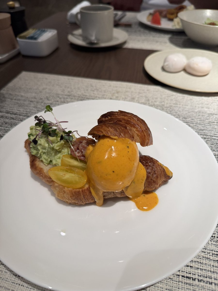 hlm2_r7's tweet image. デュシタニ京都の朝食🥞メインが選べるのでこの二つをチョイス🍀写ってないけどガパオライスもハーフサイズで注文したよ🫶🏻