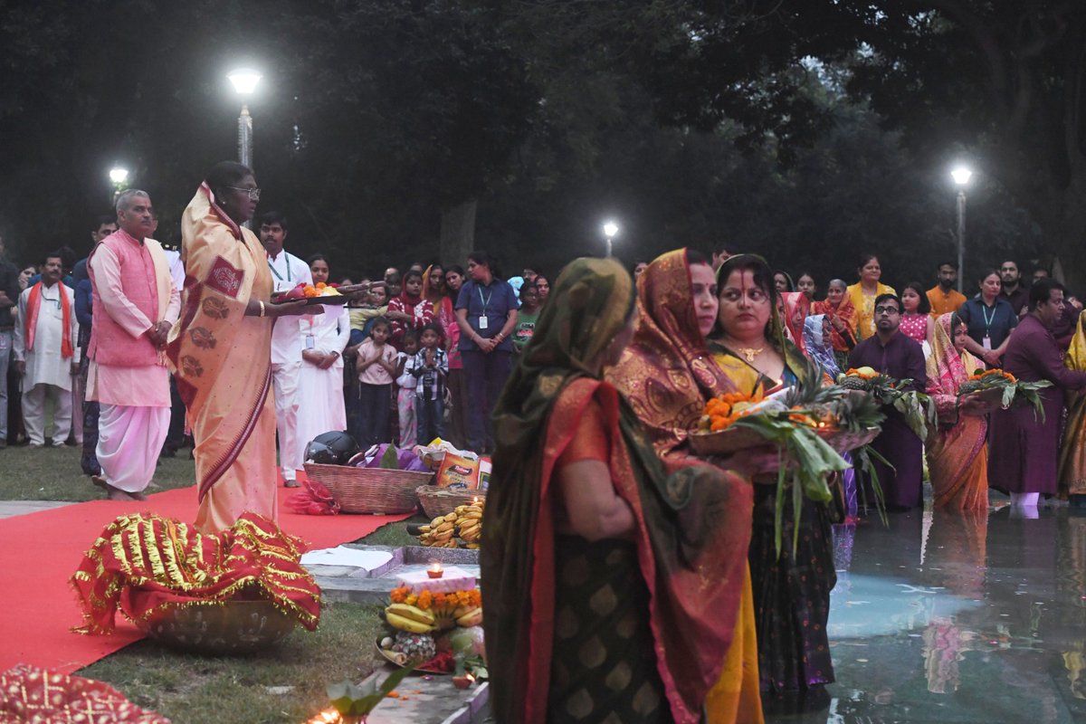 BJP4India's tweet image. अस्ताचलगामी सूर्य को नमन और प्रकृति के प्रति आभार का महापर्व।

राष्ट्रपति भवन में आयोजित छठ पूजा समारोह में महामहिम राष्ट्रपति श्रीमती द्रौपदी मुर्मू जी ने भगवान सूर्यदेव को अर्घ्य दिया और संपूर्ण राष्ट्र के लिए सुख-शांति की कामना की।

छठ पर्व की अलौकिक छटा! 🌅