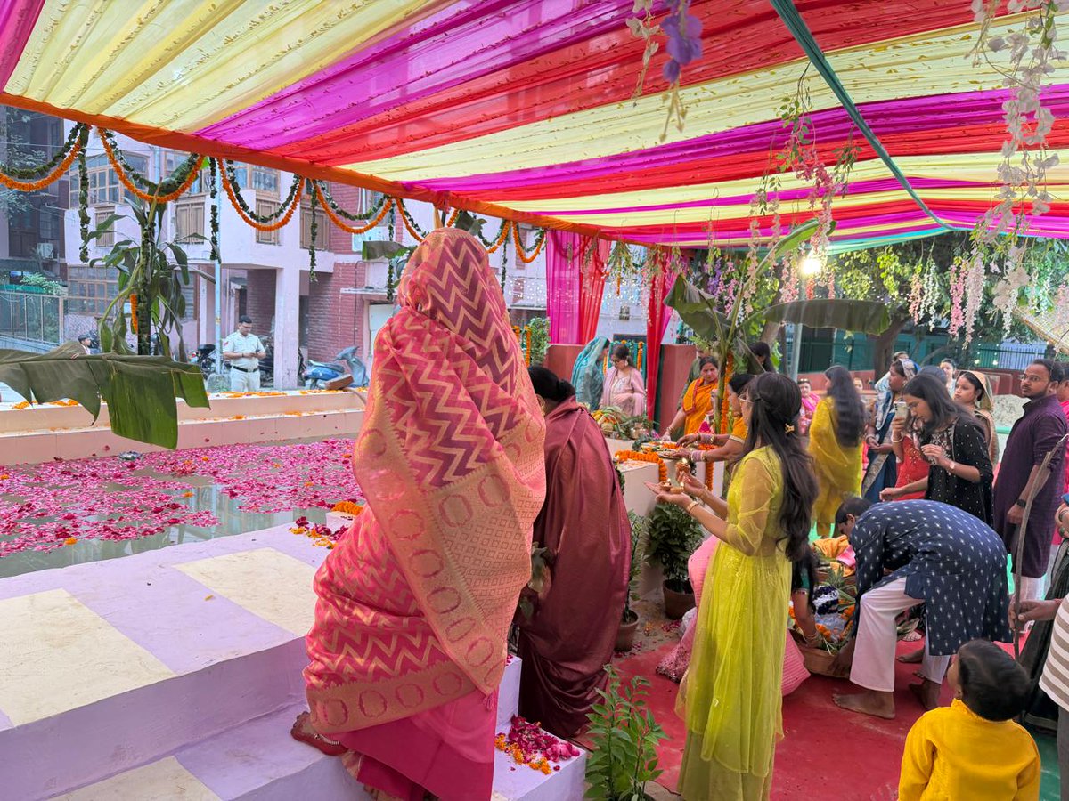 ManishChadhaBJP's tweet image. पहाड़गंज वार्ड में #छठ घाट पर श्रद्धालुओं के साथ #छठ_पूजा में सम्मिलित हुआ
भक्ति, अनुशासन और मातृशक्ति के इस अद्भुत संगम को देखकर मन श्रद्धा से भर उठा। यह पर्व हमारी संस्कृति की वह शक्ति है जो पीढ़ियों को जोड़ती है और जीवन को संकल्प देती है। 🙏
सभी को छठ पूजा की हार्दिक शुभकामनये