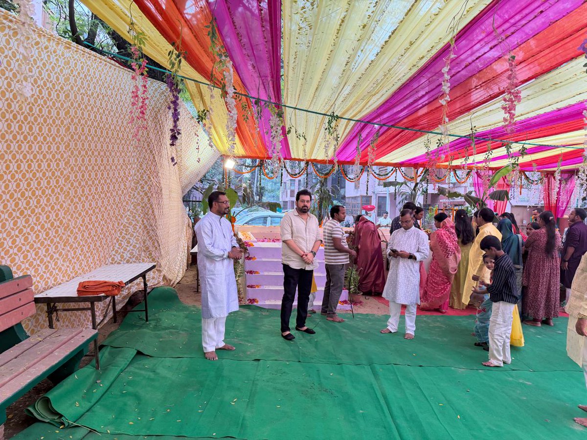 ManishChadhaBJP's tweet image. पहाड़गंज वार्ड में #छठ घाट पर श्रद्धालुओं के साथ #छठ_पूजा में सम्मिलित हुआ
भक्ति, अनुशासन और मातृशक्ति के इस अद्भुत संगम को देखकर मन श्रद्धा से भर उठा। यह पर्व हमारी संस्कृति की वह शक्ति है जो पीढ़ियों को जोड़ती है और जीवन को संकल्प देती है। 🙏
सभी को छठ पूजा की हार्दिक शुभकामनये