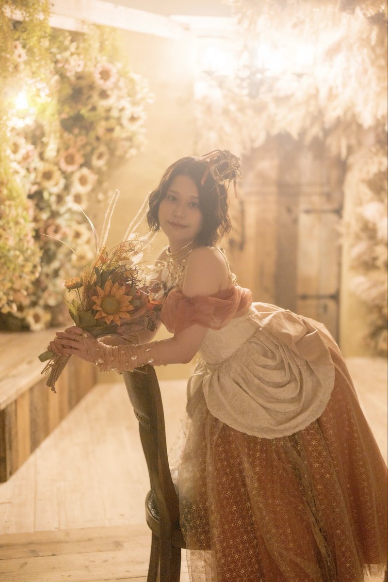 📷📷📷💭💭

どこかに、このお衣装を着た
よく歌ってよく動き回って
よく笑って時々かっこつけちゃう
そんなアイドル(ようちゃん)のことを
素敵に撮ってくれるカメラマンさんa.k.a
お写真好きさんちーむはいませんか…ꪔ̤？📷❕

#小泉よう生誕１０周年 #花は陽に向かい咲く 
perfectmusic.zaiko.io/item/374751