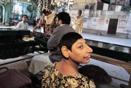 डोले शाह के "चूहे"

पाकिस्तान के पंजाब प्रांत के गुजरात जिले में 
पीर डोले शाह की मज़ार है। 

डोले शाह औरंज़ेब के ज़माने में यहाँ रहा करते थे। 
पीर साहब का दावा था 
कि वो बाँझ औरतों को औलाद दे सकते हैं 
परन्तु उनकी शर्त ये थी कि औरतें अपना पहला बच्चा उनकी दरगाह पर पीर की सेवा के