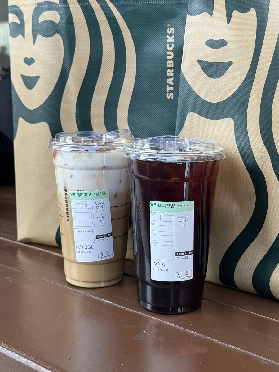 lip__ves's tweet image. 𝟮𝟱𝟭𝟬𝟮𝟴 𝗧𝗛𝗘 𝗦𝗛𝗢𝗪 𝗦𝗨𝗣𝗣𝗢𝗥𝗧

자랑스러운 OEC의 8년만의 솔로곡 발매를 기념하기 위해 도시락 서포트를 준비했습니다 ♪₊·

돌아온 솔로가수 김립이라니 (´-ก̀)💗
밥 든든히 먹고 오늘 하루도 화이팅 -!

#ARTMS #아르테미스
#KimLip #김립
#Can_You_Entertain