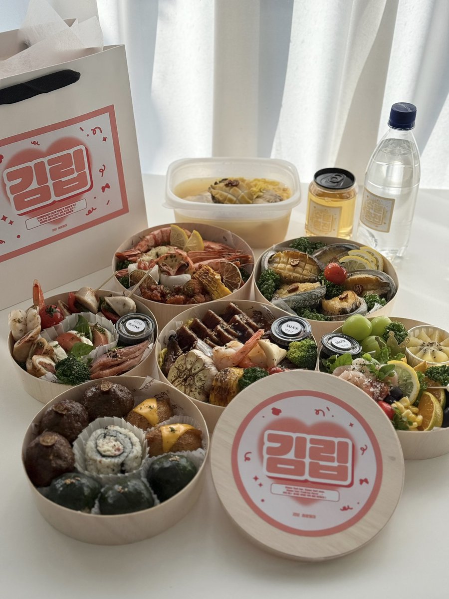 lip__ves's tweet image. 𝟮𝟱𝟭𝟬𝟮𝟴 𝗧𝗛𝗘 𝗦𝗛𝗢𝗪 𝗦𝗨𝗣𝗣𝗢𝗥𝗧

자랑스러운 OEC의 8년만의 솔로곡 발매를 기념하기 위해 도시락 서포트를 준비했습니다 ♪₊·

돌아온 솔로가수 김립이라니 (´-ก̀)💗
밥 든든히 먹고 오늘 하루도 화이팅 -!

#ARTMS #아르테미스
#KimLip #김립
#Can_You_Entertain