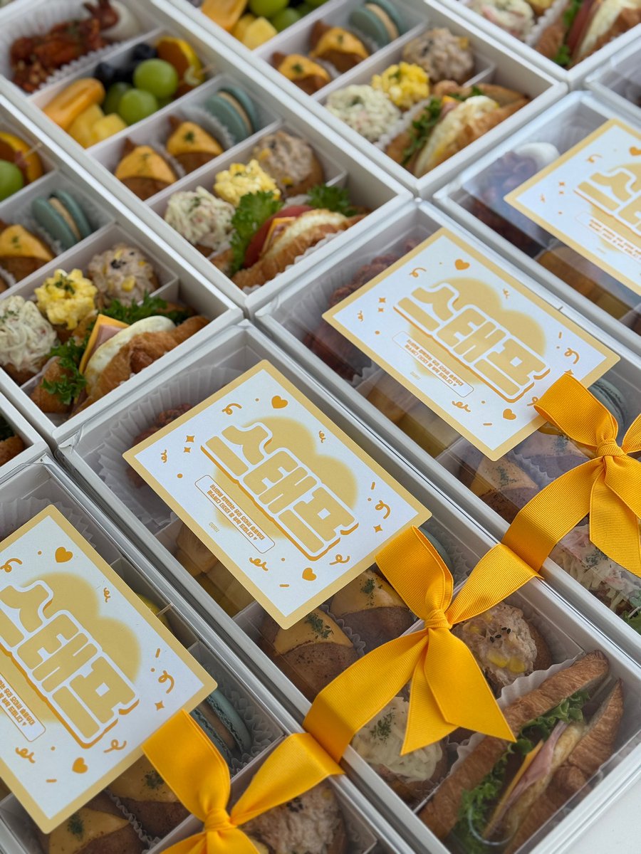 lip__ves's tweet image. 𝟮𝟱𝟭𝟬𝟮𝟴 𝗧𝗛𝗘 𝗦𝗛𝗢𝗪 𝗦𝗨𝗣𝗣𝗢𝗥𝗧

자랑스러운 OEC의 8년만의 솔로곡 발매를 기념하기 위해 도시락 서포트를 준비했습니다 ♪₊·

돌아온 솔로가수 김립이라니 (´-ก̀)💗
밥 든든히 먹고 오늘 하루도 화이팅 -!

#ARTMS #아르테미스
#KimLip #김립
#Can_You_Entertain