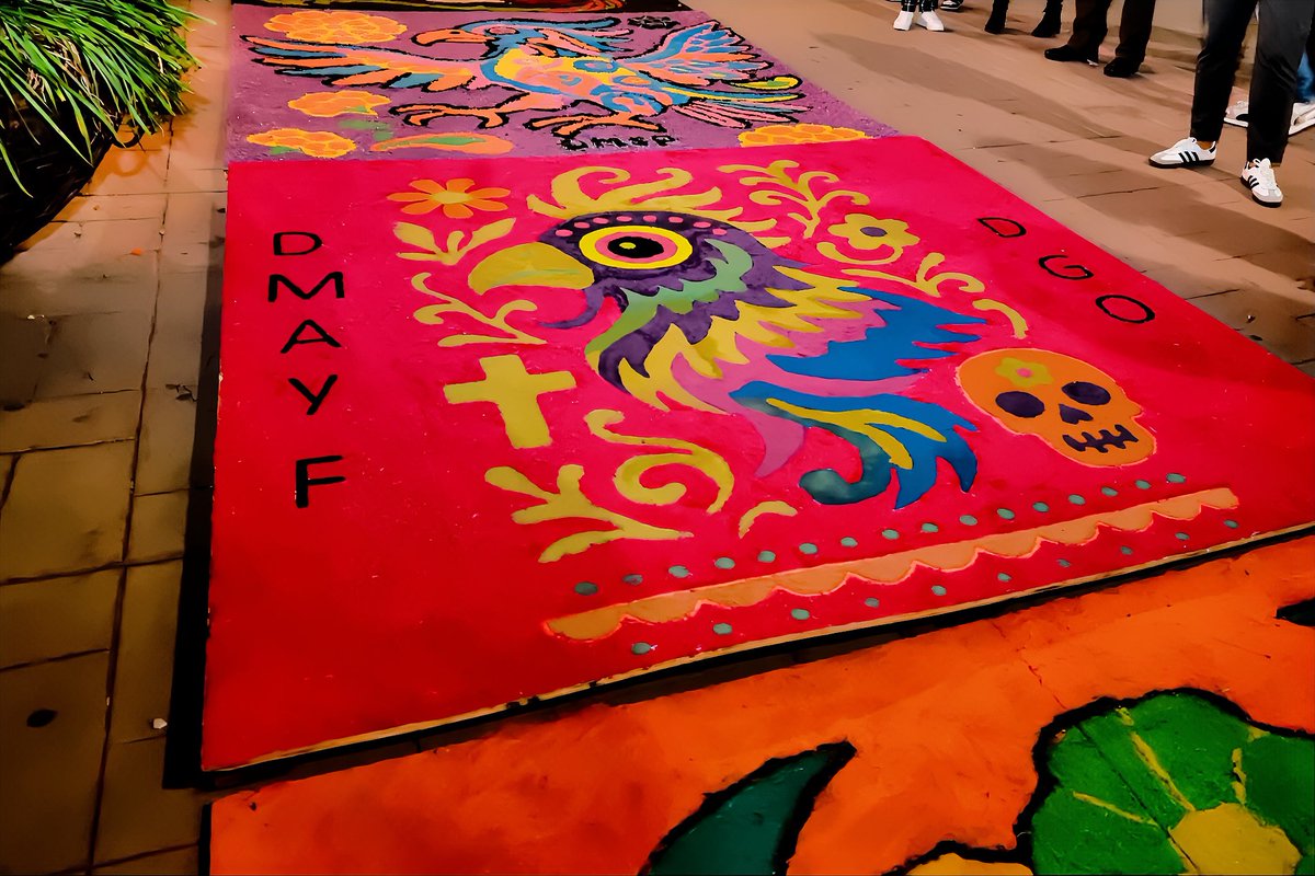 DMAF_Dgo's tweet image. 🌼💀 En el #Muuki2025, Durango brilló con la temática “Enchulando mi fachada” y el tradicional concurso de tapetes de aserrín.

La fachada de “Willy Burguer” quedó espectacular, reflejando nuestro amor por las tradiciones. 🇲🇽✨
#ElNorteMásMexicano #DurangoEsElCamino 🐺