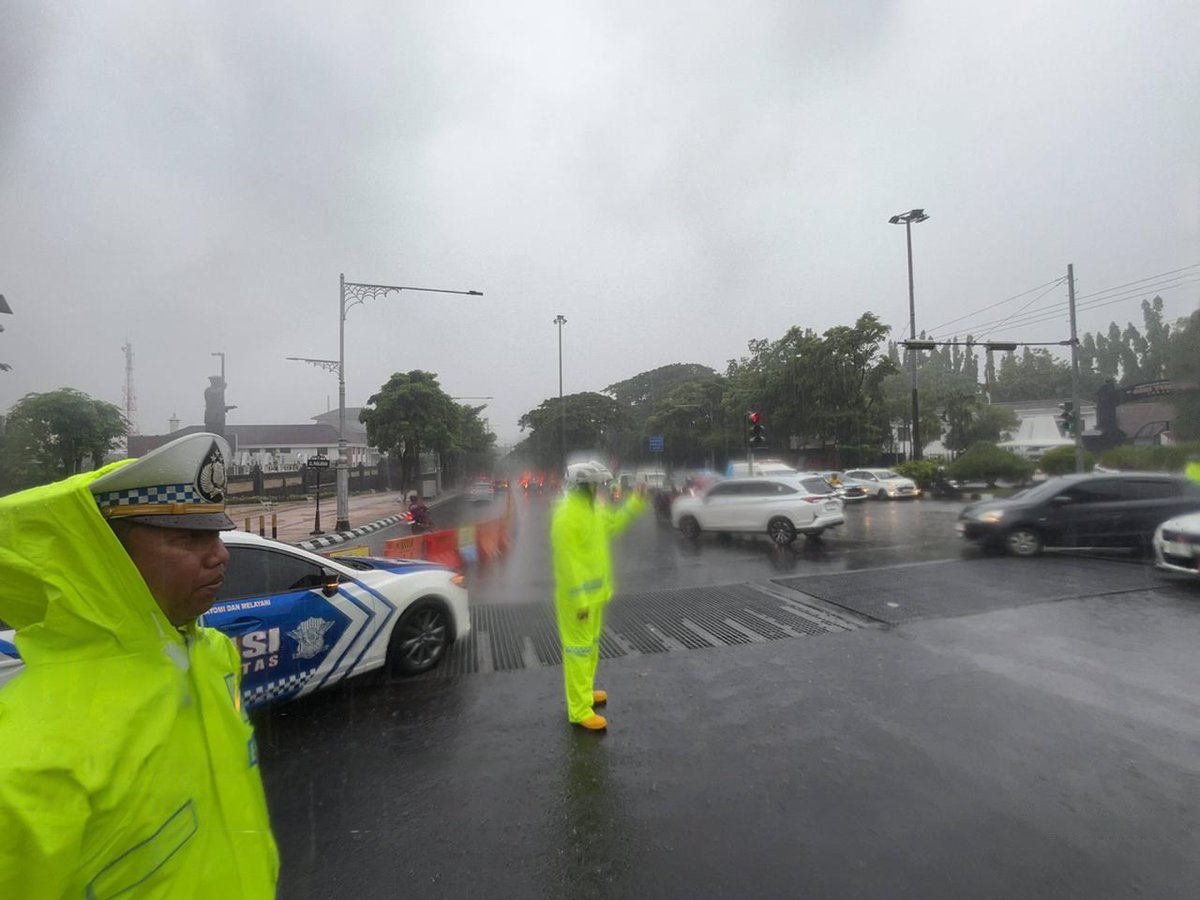 Pelayanan Maksimal, Polisi Laksanakan Pengaturan Lalu Lintas di Tengah Hujan Lebat Semarang Pagi Ini sejak pukul 06.00 WIB pagi ini, Selasa (28/10/2025), berdampak pada meningkatnya kepadatan arus lalu lintas di sejumlah ruas jalan utama. Personel Satuan Lalu Lintas Polrestabes
