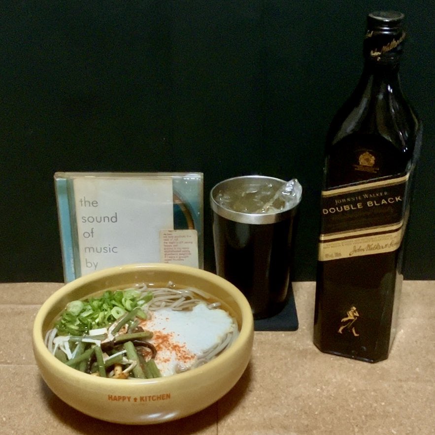SKYLINE_E_ECR33's tweet photo. 休みの #昼ごはん
スーパーで見つけた #十割そば
普通スーパーに並ぶうどん蕎麦麺
大抵地元製だが
紛れて並んでた関東の十割蕎麦
ありがちな
茹で方締め方間違えると切れる十割
それがなく美味い
🍜😊🥃
#山かけ山菜そば
#JohnnieWalker
#DoubleBlack
#NowPlaying
#TheSoundOfMusic
#PizzicatoFive https://t.co/C8J3QYNbEd