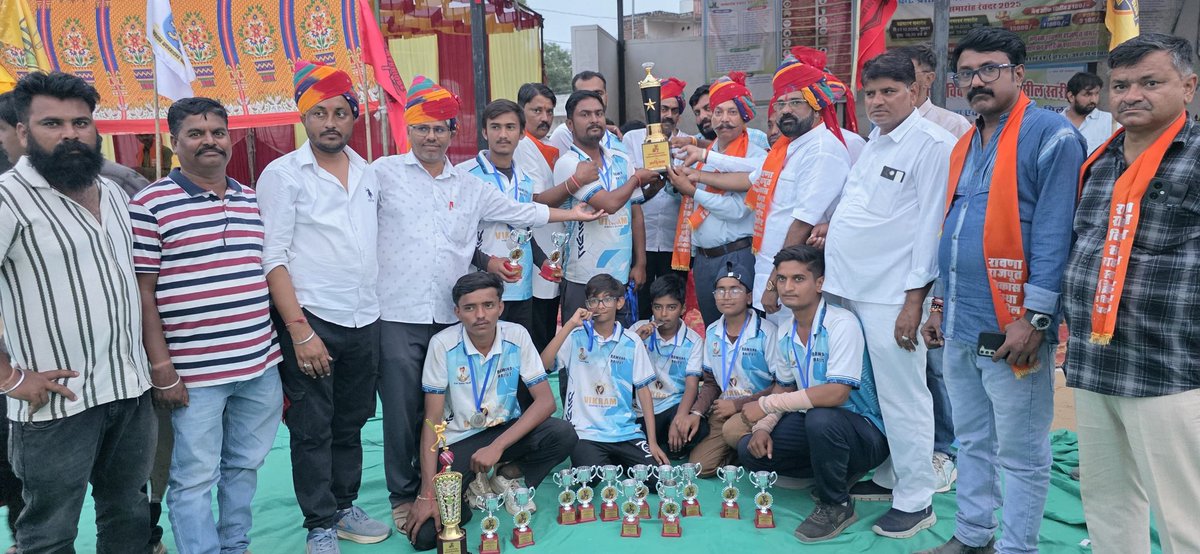 JayDeep03035788's tweet photo. रावणा राजपूत विकास संस्था तहसील स्तरीय क्रिकेट प्रतियोगिता एवं दीपावली स्नेह मिलन समारोह रेवदर 2025 समापन समारोह में विजेता टीम नीम्बज को ट्रॉफी देकर सम्मानित किया व मुम्बई रावणा राजपूत चैरी टेबल ट्रस्ट द्वारा विजेता टीम को 1500/ रुपयै का पारीतौसीत व ट्रॉफी उपविजेता टीम को 1100rs https://t.co/nHpDpEL5UR