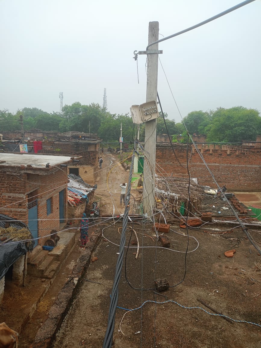 MoniShakyaAzad's tweet image. @myogiadityanath जी उत्तर प्रदेश के जिला झांसी के तहसील टहरोली , पावर हाउस टोढी फतेहपुर के ग्राम सानी विक्रमपुरा में बिजली विभाग की बड़ी लापरवाही 15 दिन से बिजली का तार टूटा पड़ा है आम जनमानस को जान का खतरा विभाग नींद में @UPPCLLKO
@EMofficeUP @MinOfPower
@dmjhansi1
@dvvnljhansi